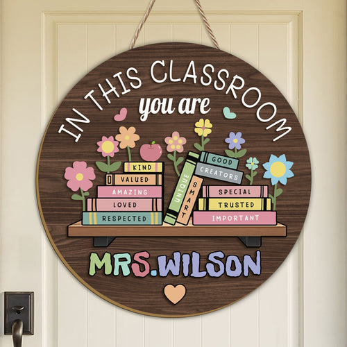 Custom “In This Classroom” Round Wooden Sign – Personalized Teacher Name – Perfect Back to School & Teacher Appreciation Gift