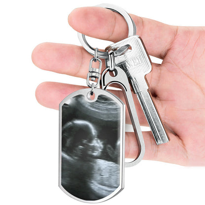 Customizable keychain for dads, featuring baby’s ultrasound and a loving message from the bump—an unforgettable keepsake to honor the journey to fatherhood.